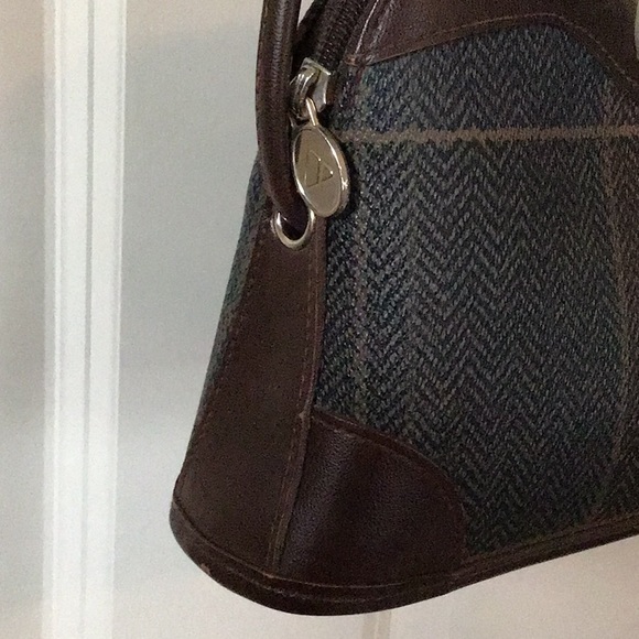 👜Vtg. 90’s🌸 Liz Claiborne crossbody - Picture 3 of 8